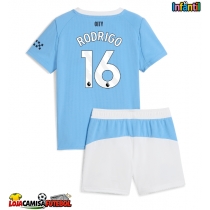 Camisa de Futebol Manchester City Rodri Hernandez #16 Equipamento Principal Infantil 2025-26 Manga Curta (+ Calças curtas)